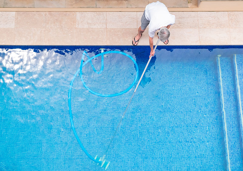 ¿Cómo detectar y reparar una fuga de agua en mi piscina?